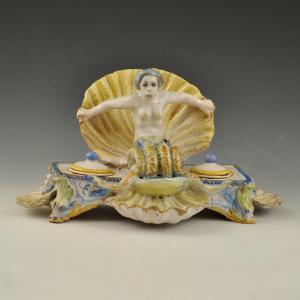Calamaio con figura grottesca e conchiglie